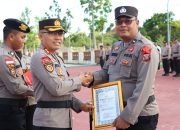 Upacara Hari Kesadaran Nasional, Kapolres Bintan Berikan Penghargaan Kepada Personil Berprestasi