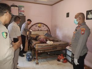 Mayat Laki-Laki Ditemukan Membusuk Di Kediamannya
