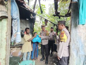Beri Bantuan Kepada Warga Kurang Mampu, Bravo !