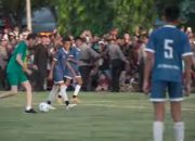 Presiden Jokowi Bermain Bola Dengan Anak Anak Gorontalo