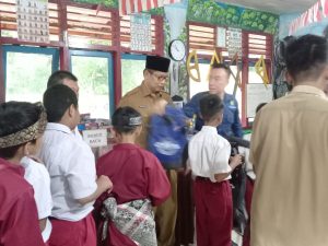 Bantuan Peralatan Sekolah Diberikan Kepada Siswa Siswi Pesisir Kota Tanjungpinang
