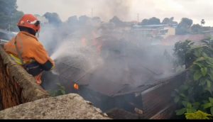 Rumah Kosong di Gang Karet I Pemuda Tanjungpinang Ludes Terbakar