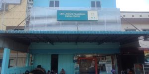 Petugas PLN Bintan Center Tanjungpinang Putuskan Meteran Pelanggan Tanpa Izin, Panjat Pagar Rumah Seperti Maling