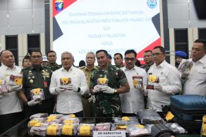 Dansatgas Pamtas RI-Mly Yonarmed 16/TK Hadiri Penyerahan Barang Bukti Sabu 21,2 Kg Dan Lima Tersangka Kepada BNN RI 