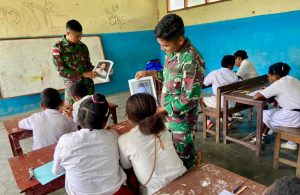 Satgas Yonif 122/TS Pos Ujung Karang Kenalkan Tokoh Pahlawan Nasional Indonesia Kepada Siswa SDN di Perbatasan Papua