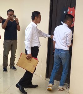 Hasan Tanggapi dengan Senyuman Saat Ditanyakan Media Kasus Pemalsuan Surat Tanah Ini Memiliki Kaitan Dengan Politik ?