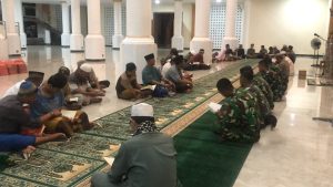 Dekatkan Diri Dengan Warga Satgas Yonif 125/SMB Hadiri Yasinan di Masjid Al-Anshar