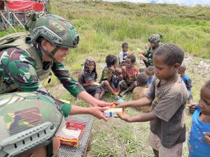 Tingkatkan Kualitas Gizi Anak Papua, Satgas Yonif 323 Bagikan Susu dan Telur