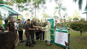 Kajati Kepri Teguh Subroto Serahkan Hewan Qurban Secara Simbolis ke Panitia Qurban Masjid Shafwan