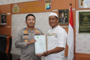 Kapolresta Tanjungpinang Berikan Hadiah Umroh kepada Mantan Kasat Binmas Sebagai Bentuk Apresiasi Kinerja
