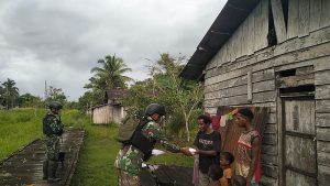 Satgas Yonif 125/SMB Bagikan Makanan Untuk Warga di Suru-Suru