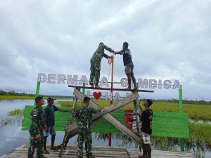 Satgas Yonif 125/SMB dan Warga Pasang Lampu di Jembatan dan Dermaga Kampung Yagatsu