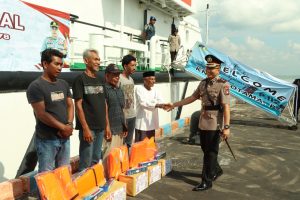 Kapolres Bintan Pimpin Upacara Pelarungan Bunga di Laut