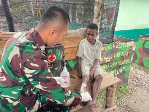 Satgas Yonif 125/SMB Berikan Pertolongan Pertama, Obati Warga Yang Terluka