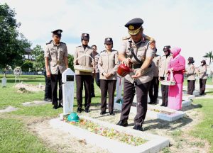 Wakapolda Kepri Pimpin Upacara Ziarah Makam Pahlawan untuk Memperingati Hari Bhayangkara ke-77