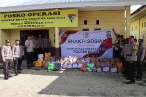 Menjelang HUT Bhayangkara ke-76, Polres Deiyai dan Bhayangkari Gelar Bakti Sosial di Distrik Tigi