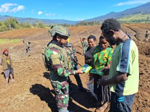 Satgas Yonif Raider 323 Kostrad Bantu Petani di Kampung Wako, Papua Tengah