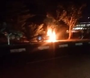 Kebakaran Mobil dekat TCC Km 8 Tanjungpinang Menghebohkan Warga