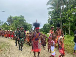 PAR Jemaat GKI Kalvari Metnayam Rayakan Hari Doa Syukur dengan Ibadah dan Jalan Santai Bersama Satgas Yonif 762/VYS