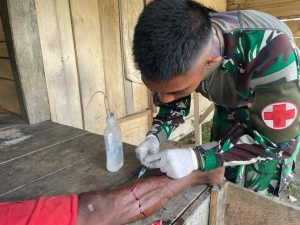 Satgas Yonif 122/TS Respons Cepat Berikan Pertolongan Medis pada Warga Sakit