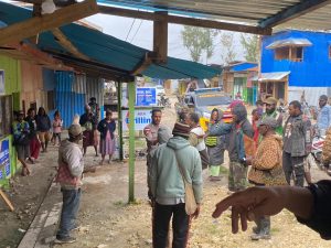 Polsek Tigi Respons Cepat Tangani Pemalangan Kios di Distrik Tigi