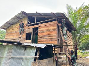 Satgas Yonif 122/TS Renovasi Rumah Warga di Perbatasan Papua, Wujud Kepedulian dan Sinergitas