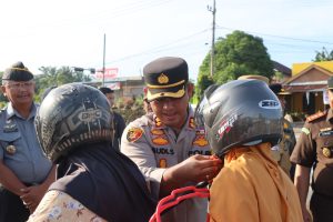 Kapolres dan Bupati Rokan Hulu Bagikan Helm Gratis untuk Wujudkan Tertib Lalu Lintas