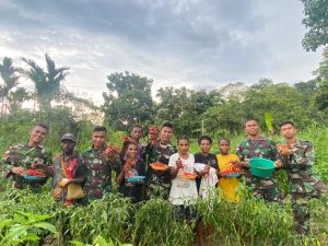 Bersama Warga di Perbatasan Papua, Personel Satgas Yonif 122/TS Panen dan Budidaya Cabai