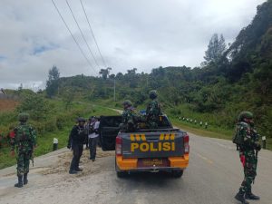 Patroli Gabungan TNI/Polri Di Deiyai, Papua: Siapkan Keamanan Menuju Pemilukada 2024