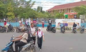 Hebat! Satpam SDN 015 Bintan Center Bukan Hanya Menjaga Keamanan, Tapi Juga Keselamatan Anak-Anak di Jalan