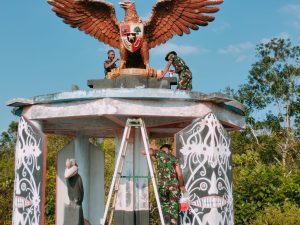 Satgas Pamtas RI-Malaysia Yonzipur 5/ABW Bersama Tentara Malaysia Rawat Monumen Kedaulatan