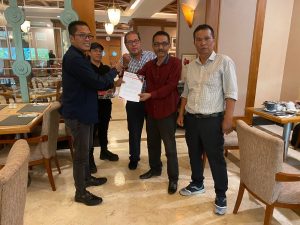 Penyerahan SK ORMAS PETIR oleh Pak Alex kepada Abdulah Mustafa: Perkuat DPD KEPRI dengan Seragam Satgas Baru