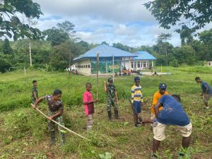 Gotong Royong Demi Kebersihan: Satgas Pamtas RI-PNG Yonif 762/VYS Bersihkan Lingkungan SMP N 01 Yembun