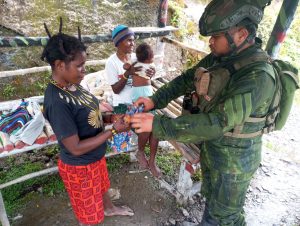 Satgas TNI Yonif 509 Kostrad Bagikan Baju dan Alas Kaki Gratis untuk Warga Bilogai