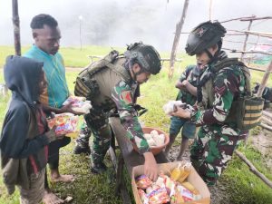 Aksi Nyata Satgas Yonif 432 Kostrad: Bagikan Sembako di Kampung Arugia, Mbuwa, Papua