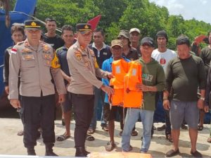 Peduli Keselamatan Nelayan, Polsek Bintan Timur Berikan Life Jacket