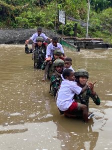 Bravo! Satgas Yonif 432 Kostrad Bantu Anak-Anak Dal Menyeberangi Sungai Menuju Sekolah