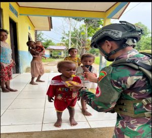 Satgas Pamtas Yonif 762/VYS Berbagi Kebahagiaan dengan Anak-Anak Kampung Metbesa