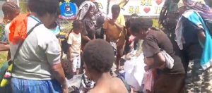 Satgas Pamtas Mobile Yonif 323 Buaya Putih Membagikan Kebahagiaan di Kabupaten Puncak