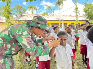 Menyambut HUT Kemerdakaan 17 Agustus, Satgas Yonif 122/TS Ajarkan Baris-Berbaris Siswa SD Diperbatasan