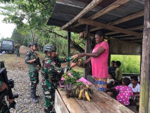 Satgas Yonif 6 Marinir Borong Hasil Tani di Dekai Yahukimo, Tingkatkan Perekonomian Warga
