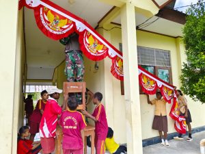Menghidupkan Semangat Nasionalisme: Satgas Yonif 122/TS Hias SD Negeri Pitewi dengan Nuansa Merah Putih