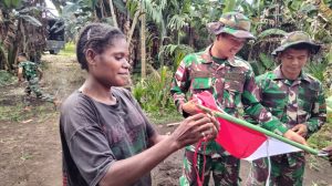Satgas yonif 122/TS Bagikan Dan Pasangkan Bendera Merah Putih di Kampung Binaan
