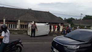 Mobil Box Terguling di Jalan Tugu Pahlawan: Pengemudi Berusaha Hindari Tabrakan, Tabrak Tembok
