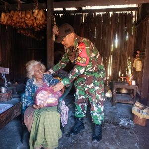 Satgas Yonkav 6/Naga Karimata Berbagi Sembako Untuk Masyarakat