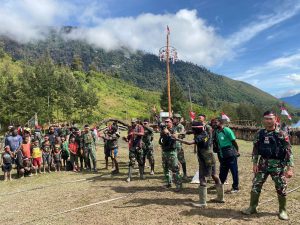 Satgas Yonif 323 Ajak Masyarakat Kampung Wuloni Meriahkan Perayaan HUT RI Ke-79