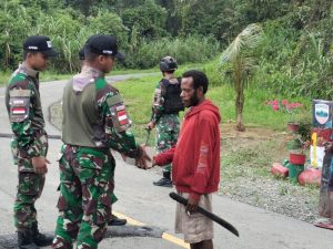 Jumat Berkah di Papua, Satgas Yonif 122/TS Bagikan Makan Siang Gratis Untuk Masyarakat Perbatasan