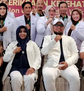 Pasangan R2 Menggunakan Seragam Olah Raga Pemeriksaan kesehatan