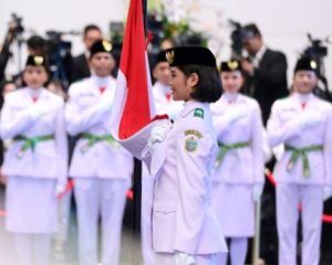 Di Ibu Kota Nusantara, Presiden Jokowi Kukuhkan 76 Paskibraka 2024 dengan Penuh Khidmat  Presiden Joko Widodo mengukuhkan