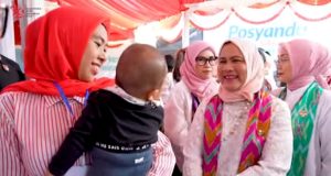 Ibu Iriana Jokowi Tinjau Posyandu di Makassar, Fokus pada Pemberian Vaksin dan Vitamin A